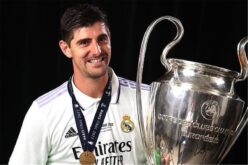 حارس مرمى ريال مدريد تيبو كورتوا يمسك بالكرة