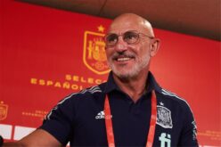 مدرب منتخب إسبانيا لويس دي لا فوينتي يراقب مباراة