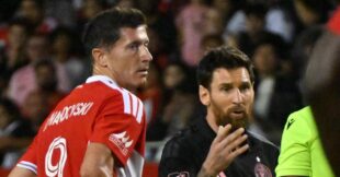 رودريغو دي بول لاعب إنتر ميامي يتحدث بغضب إلى روبرت ليفاندوفسكي لاعب شيكاغو فاير