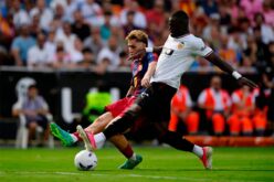 لاعب فالنسيا ليو ديانج خلال مباراة ضد برشلونة