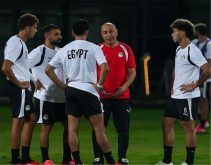 لاعبو منتخب مصر يحتفلون بهدف خلال مباراة