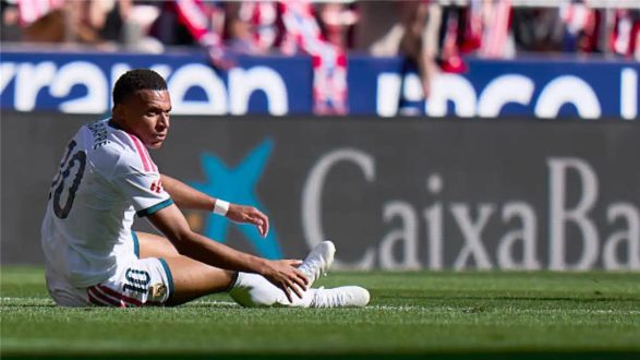 كيليان مبابي نجم ريال مدريد يرتدي قميص فريقه