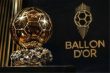 لاعب كرة قدم يحمل جائزة الكرة الذهبية