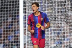 حمزة عبد الكريم لاعب برشلونة الشاب يبتسم خلال تدريب الفريق