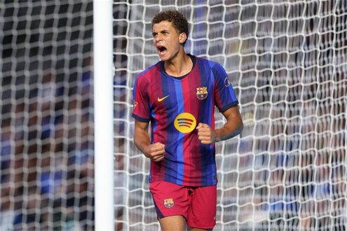 حمزة عبد الكريم لاعب برشلونة الشاب يبتسم خلال تدريب الفريق