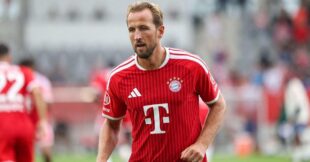 لاعب كرة القدم هاري كين يحتفل بتسجيل هدف لبايرن ميونخ