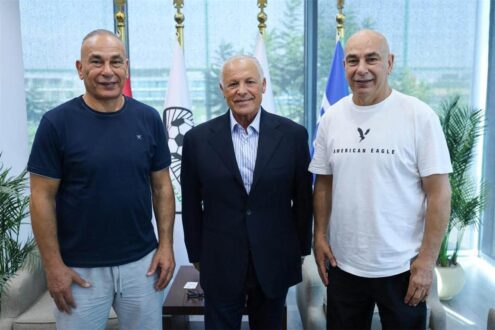 حسام حسن يوقع على عقد تجديده مع منتخب مصر