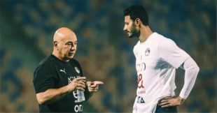 حسام حسن مدرب منتخب مصر ومحمد الشناوي حارس مرمى الأهلي