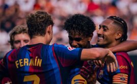 لاعبو برشلونة يحتفلون بهدف في مباراة ضد فالنسيا