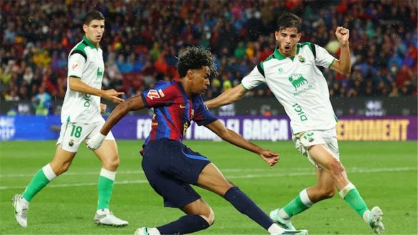 لامين يامال لاعب برشلونة يحتفل بتسجيل هدف