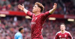 لاعبو ليفربول يرتدون قميص الفريق الجديد بشعار طيران تركي