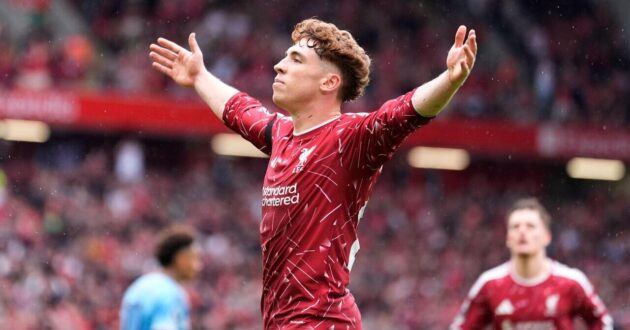 لاعبو ليفربول يرتدون قميص الفريق الجديد بشعار طيران تركي