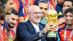 مدرب منتخب إسبانيا لويس دي لا فوينتي يوقع على عقد تجديده