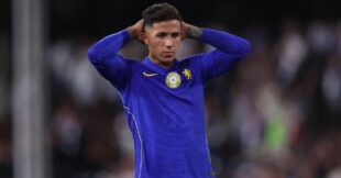 لاعب كرة القدم إينزو فرنانديز يرتدي قميص مانشستر سيتي