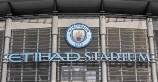 صورة لملعب الاتحاد الخاص بنادي مانشستر سيتي مع شعار الدوري الإنجليزي الممتاز