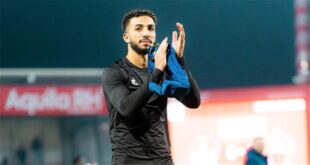 صورة للاعب كرة القدم المصري محمد عبد المنعم يرتدي قميص نادي نيس الفرنسي