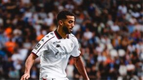 محمد عبد المنعم لاعب نيس يحتفل بعد مباراة في الدوري الفرنسي