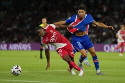 لاعبو موناكو يحتفلون بتسجيل هدف ضد باريس سان جيرمان في الدوري الفرنسي