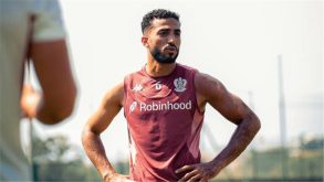 لاعب كرة القدم المصري محمد عبد المنعم يرتدي قميص نيس