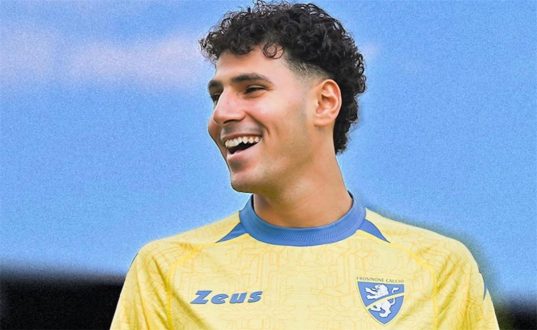 عمر فايد لاعب منتخب مصر وفروزينوني يحتفل بهدف