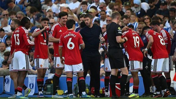 لاعب كرة قدم شاب يرتدي زي مانشستر يونايتد