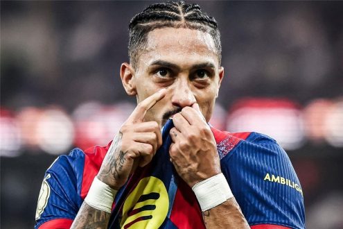 لاعب برشلونة رافينها يحتفل بهدف