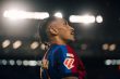 لاعب برشلونة رافينها يحتفل بتسجيل هدف