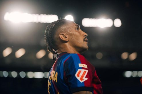 لاعب برشلونة رافينها يحتفل بتسجيل هدف