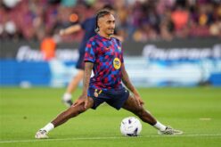 لاعب برشلونة رافينها يحتفل بتسجيل هدف