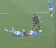 رافينها يحتفل بتسجيل هدف لبرشلونة ضد فينورد في دوري أبطال أوروبا