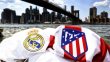 لاعبو ريال مدريد وأتلتيكو مدريد يتنافسون على الكرة في ديربي مدريد