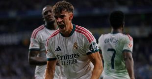 لاعب ريال مدريد يحتفل بتسجيل هدف الفوز ضد إلتشي في الدوري الإسباني