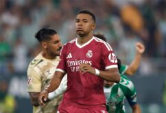 صورة توضح لاعب ريال مدريد كيليان مبابي وهو يهدر ضربة جزاء أمام ريال بيتيس، مع تعليق من لجنة الحكام.