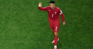 كريستيانو رونالدو يرتدي قميص المنتخب البرتغالي