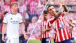 لقطة من مباراة ريال مدريد وأتلتيكو مدريد تظهر حكم المباراة وهو يتواصل مع حكام تقنية الفيديو VAR