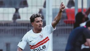 لاعب الزمالك بزيرا يركض بالكرة