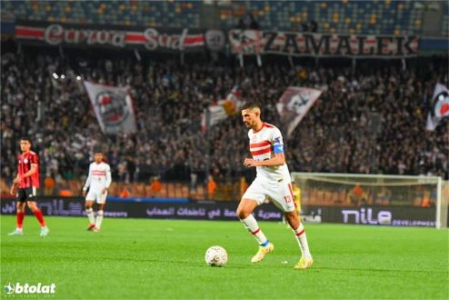 لاعب كرة قدم مصري يرتدي قميص الزمالك والأهلي