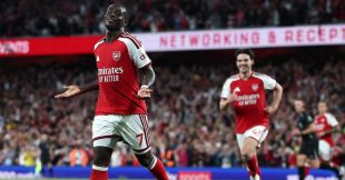 لاعبو أرسنال يحتفلون بالفوز بلقب الدوري الإنجليزي الممتاز