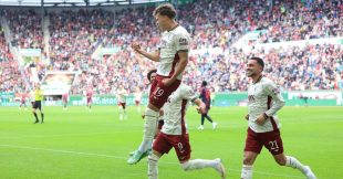لاعب بايرن ميونخ يحتفل بتسجيل هدف