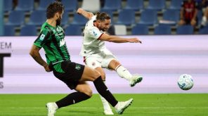 لاعبو ميلان يحتفلون بهدف في مباراة ضد ساسولو