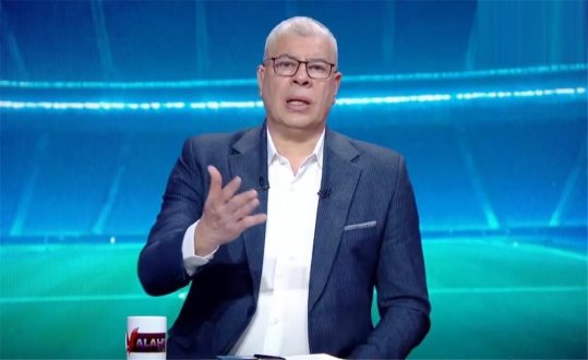 صورة للمدرب محمد الشيخ وهو يوجه لاعبيه في الملعب