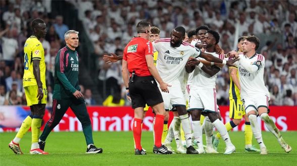 لاعب ريال مدريد فينيسيوس جونيور يظهر عليه الغضب بعد تلقي بطاقة حمراء