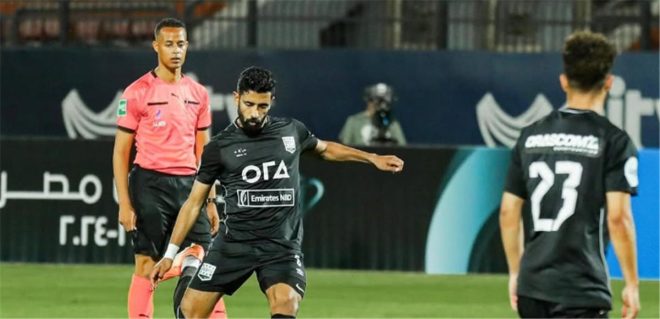 لاعب كرة قدم يرتدي قميص الزمالك يحتفل بهدف